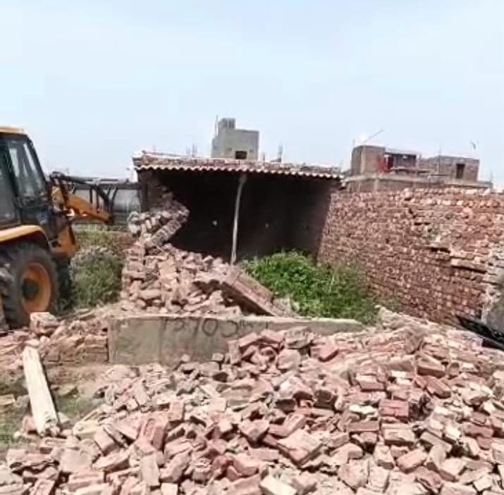 Ghaziabad: GDA Takes Major Action, Bulldozers Deployed Against Illegal Colony Being Developed Across 20,000 Square Metres in Loni IMAGE CREDIT TO प्राधिकरण