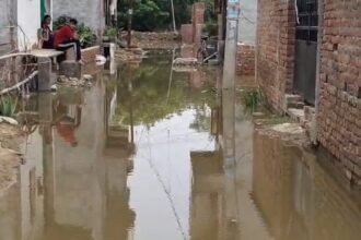 Rising Water Level of Hindon River: Nearby Areas Submerged, Residents Appeal to Administration for Help Image Credit: रिपोर्टर