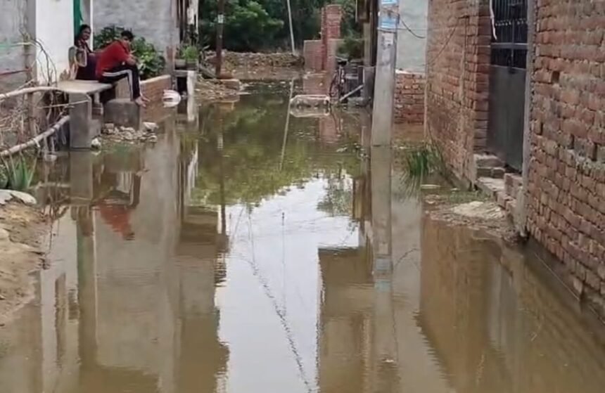 Rising Water Level of Hindon River: Nearby Areas Submerged, Residents Appeal to Administration for Help Image Credit: रिपोर्टर