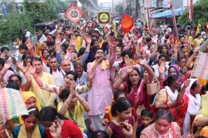Devotees Gather in Large Numbers at Lord Jagannath’s Rath Yatra, Pull Chariot Barefoot with Devotion Image Credit: रिपोर्टर