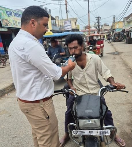 Bijnor Police Takes Strict Action Against Repeat Traffic Violators, Process Initiated for Registration Suspension of 7,170 Vehicles and Suspension of 185 Driving Licenses Image Credit: पुलिस
