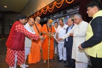 All India Poetry Evening Organized in Memory of Mahakavi Neeraj, Surendra Sharma Delivers Message of Love, Peace and Brotherhood Image Credit: रिपोर्टर