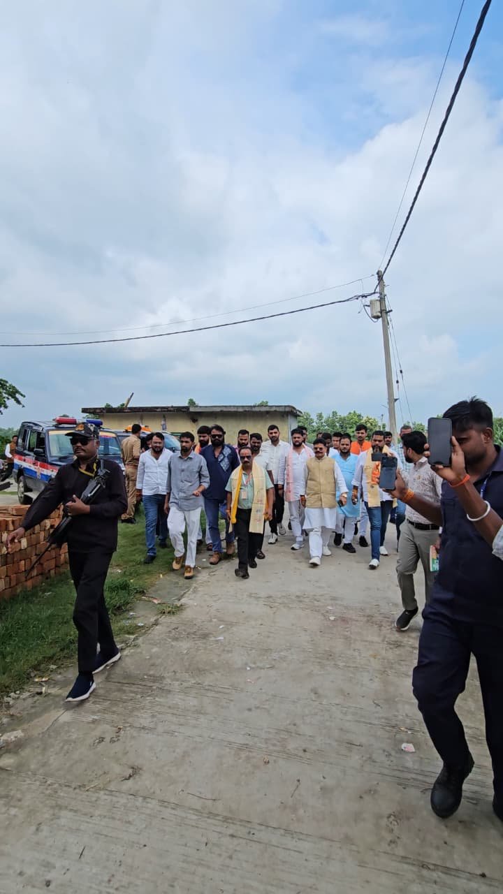 A delegation of the Vishva Hindu Raksha Parishad met the family of Rahul Singh, demanding a CBI investigation and financial assistance. IMAGE CREDIT TO विश्व हिंदू रक्षा परिषद