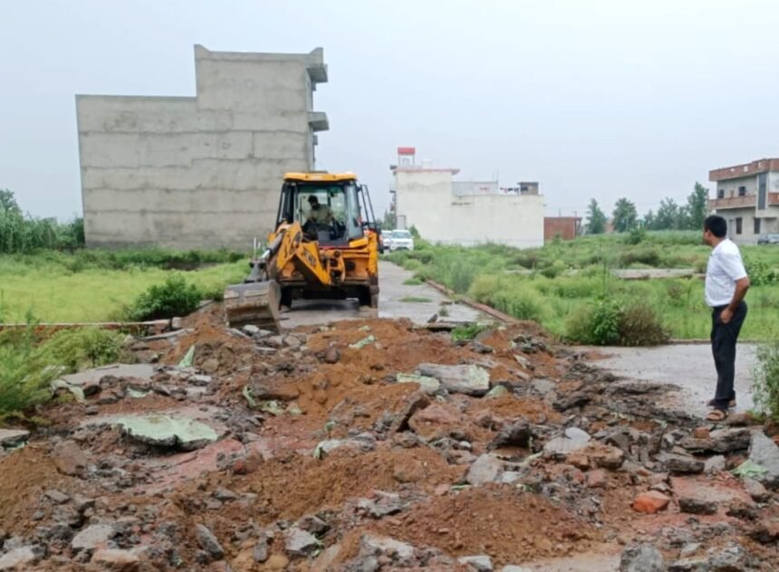 Demolished, 6,000 Square Metres of Unauthorized Industrial Construction Sealed IMAGE CREDIT TO प्राधिकरण