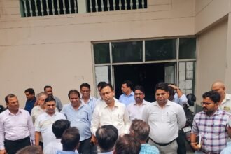 Authority Team Reaches Door-to-Door to Hear Sector Residents’ Issues, Campaign Begins from Alpha One IMAGE CREDIT TO: प्राधिकरण