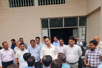 Authority Team Reaches Door-to-Door to Hear Sector Residents’ Issues, Campaign Begins from Alpha One IMAGE CREDIT TO: प्राधिकरण