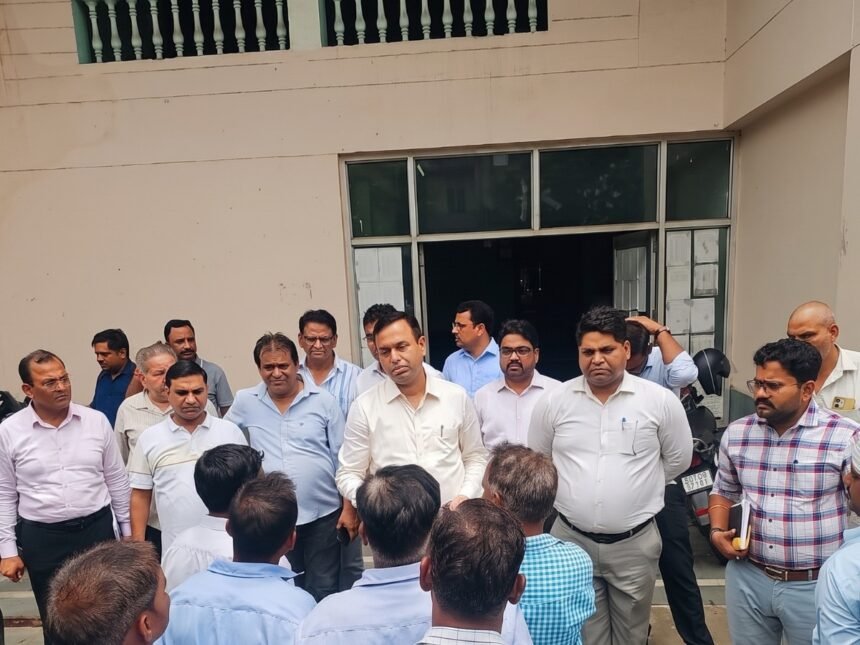 Authority Team Reaches Door-to-Door to Hear Sector Residents’ Issues, Campaign Begins from Alpha One IMAGE CREDIT TO: प्राधिकरण