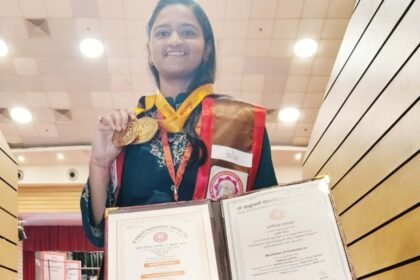 Amisha Goyal Honoured with Gold Medal for Securing First Position at the University IMAGE CREDIT TO महाविद्यालय