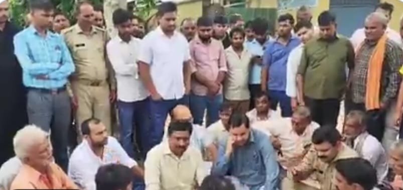 Uproar Over Suspicious Death of Worker at CNG Plant, Family Demands Compensation and Action IMAGE CREDIT TO रिपोर्टर