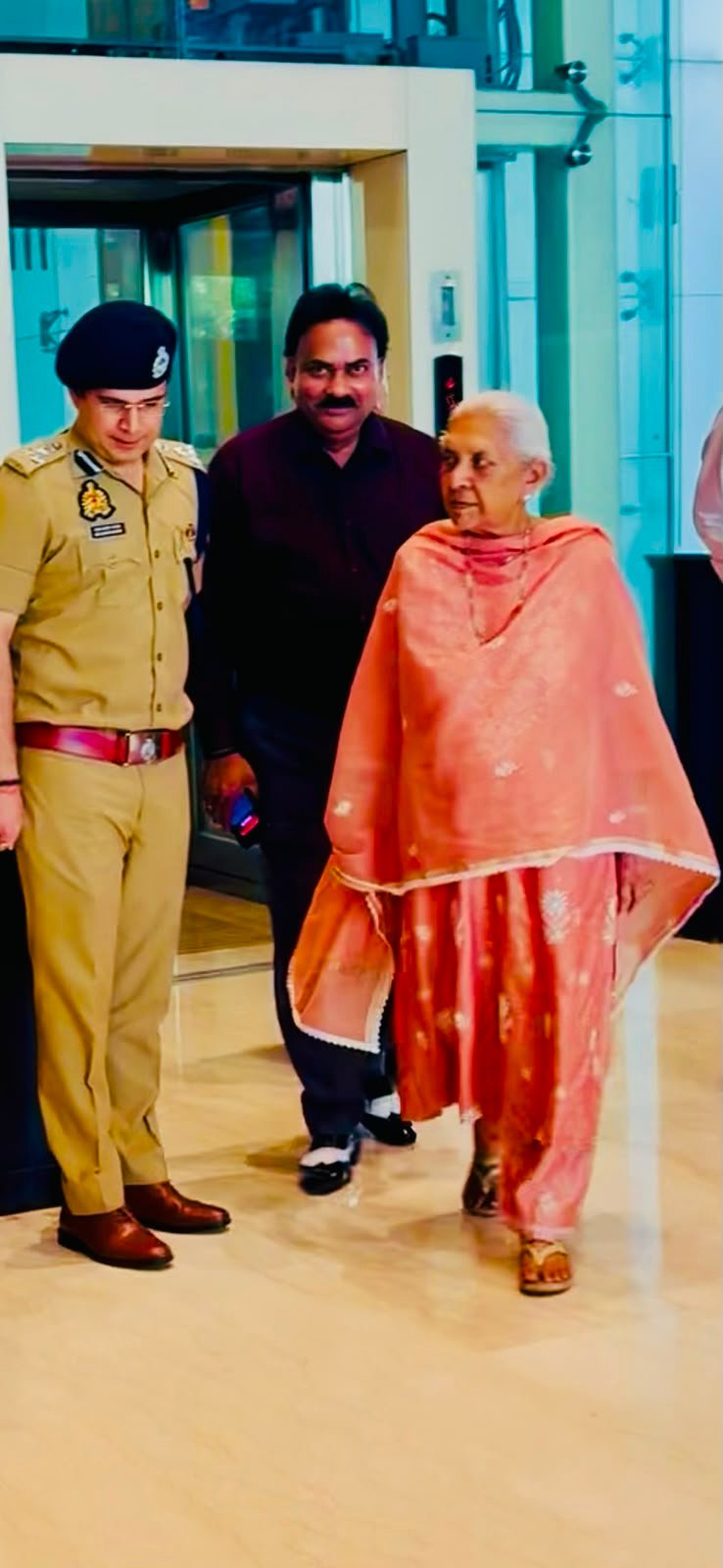 Governor Anandiben Patel Visits Sahibabad: Has Lunch at Country Inn Hotel, Welcomed by Officials IMAGE CREDIT TO रिपोर्टर