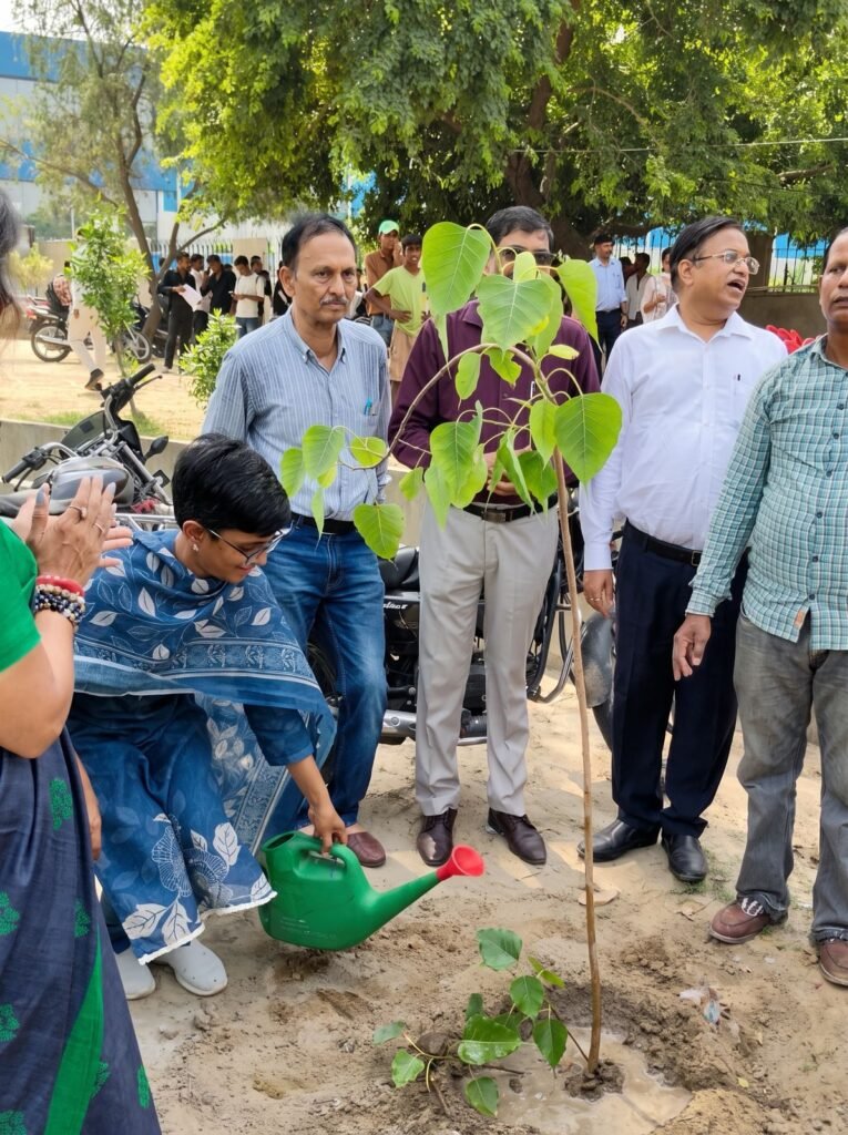 एक पेड़ मां के नाम अभियान के तहत ईकोटेक-3 में हुआ पौधरोपण, अधिक से अधिक पौधे लगाने का आह्वान 2 WhatsApp Image 2026 07 16 at 8.40.47 PM 1