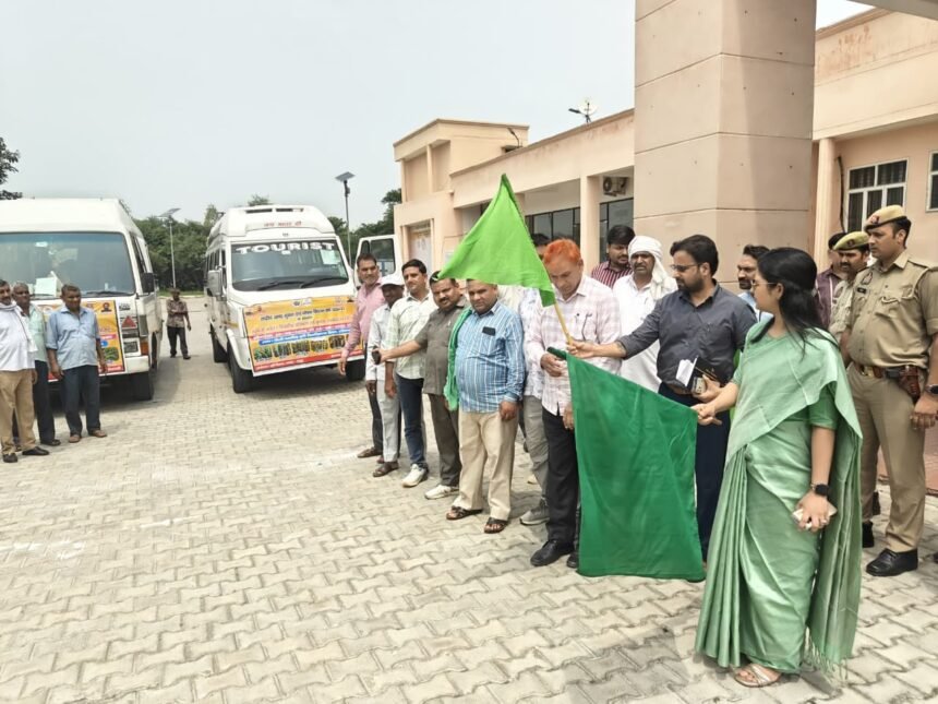 The District Magistrate Flagged Off a Group of Farmers for Haryana IMAGE CREDIT TO सूचना विभाग