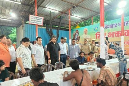 DM Visits Municipal Corporation’s Kanwar Camp, Partakes in Prasad with Kanwar Pilgrims | IMAGE CREDIT TO नगर निगम