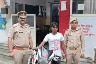 Kaushambi Police Arrests Vehicle Thief, Recovers Stolen Apache Motorcycle | IMAGE CREDIT TO पुलिस