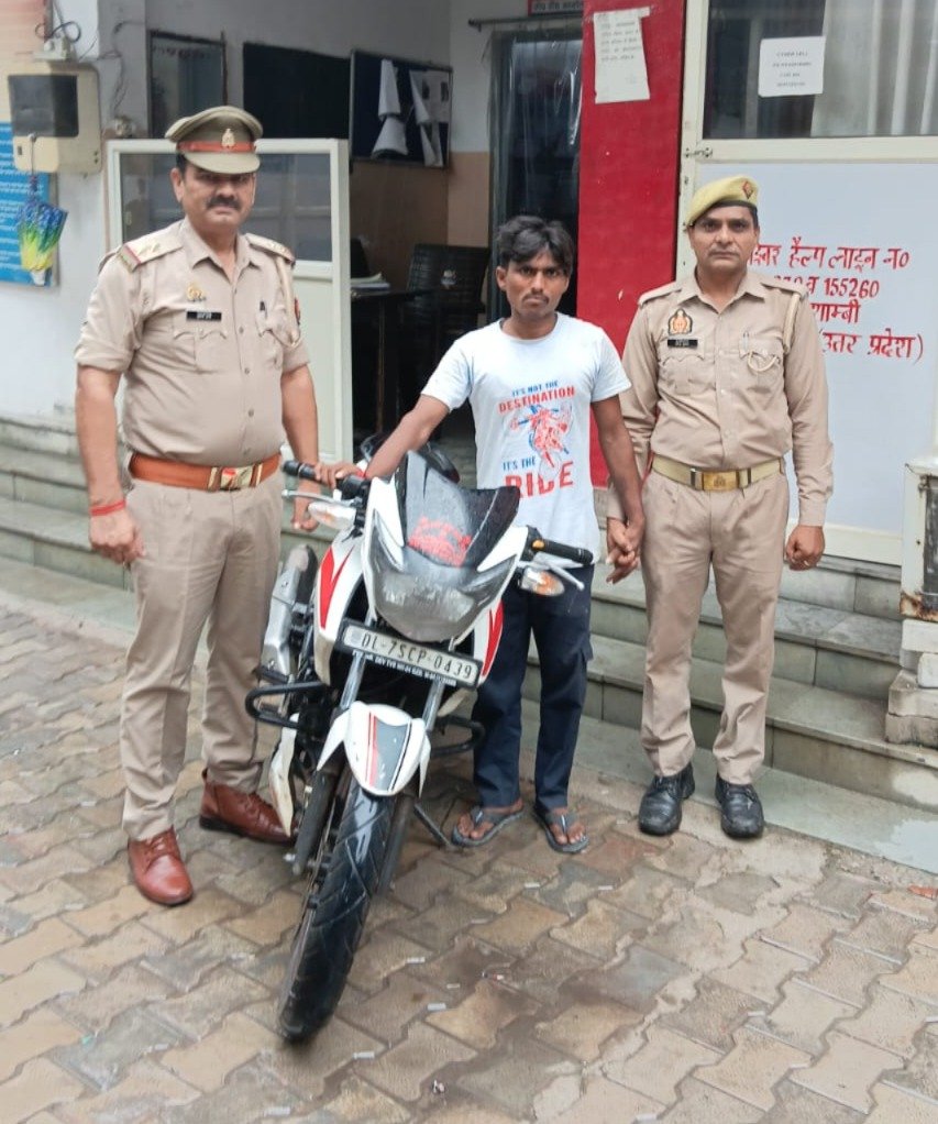 Kaushambi Police Arrests Vehicle Thief, Recovers Stolen Apache Motorcycle | IMAGE CREDIT TO पुलिस