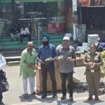 The New Haridwar Chandracharya Chowk Traders’ Association stepped forward to serve Kanwariyas, distributing cold drinking water and fruits. IMAGE CREDIT TO रिपोर्टर