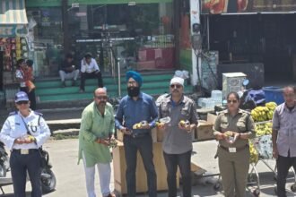 The New Haridwar Chandracharya Chowk Traders’ Association stepped forward to serve Kanwariyas, distributing cold drinking water and fruits. IMAGE CREDIT TO रिपोर्टर