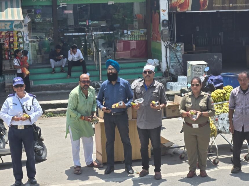 The New Haridwar Chandracharya Chowk Traders’ Association stepped forward to serve Kanwariyas, distributing cold drinking water and fruits. IMAGE CREDIT TO रिपोर्टर