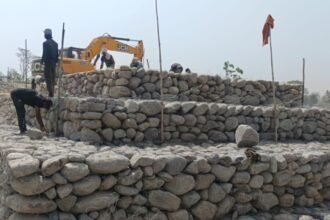 Rawali Embankment Strengthened; Irrigation Department Maintains Round-the-Clock Monitoring as the Ganga Water Level Rises. IMAGE CREDIT रिपोर्टर