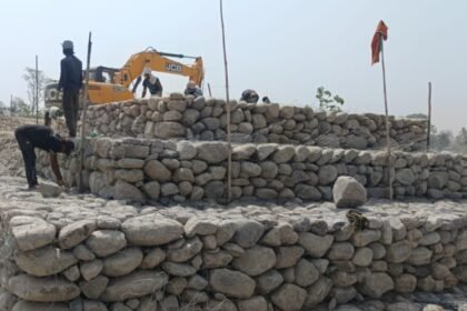 Rawali Embankment Strengthened; Irrigation Department Maintains Round-the-Clock Monitoring as the Ganga Water Level Rises. IMAGE CREDIT रिपोर्टर