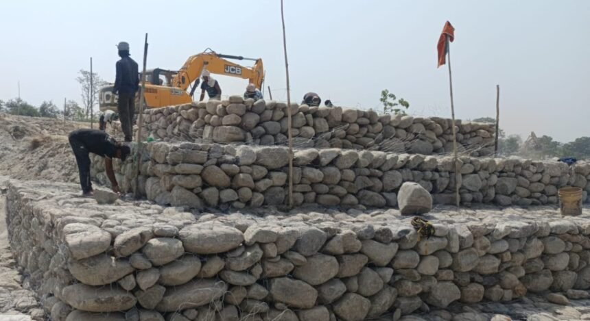 Rawali Embankment Strengthened; Irrigation Department Maintains Round-the-Clock Monitoring as the Ganga Water Level Rises. IMAGE CREDIT रिपोर्टर