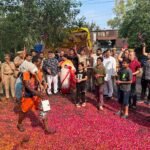 “Har Har Mahadev” echoed along the Kanwar route as Kanwariyas received a grand welcome with a shower of flowers under the leadership of ACP Siddharth Gautam. IMAGE CREDIT TO पुलिस