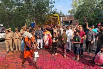 “Har Har Mahadev” echoed along the Kanwar route as Kanwariyas received a grand welcome with a shower of flowers under the leadership of ACP Siddharth Gautam. IMAGE CREDIT TO पुलिस