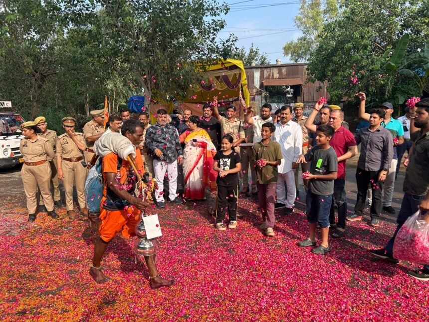 “Har Har Mahadev” echoed along the Kanwar route as Kanwariyas received a grand welcome with a shower of flowers under the leadership of ACP Siddharth Gautam. IMAGE CREDIT TO पुलिस
