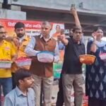 Minister Dharamveer Prajapati gave a grand welcome to the Kanwariyas by showering flowers on them. IMAGE CREDIT TO रिपोर्टर