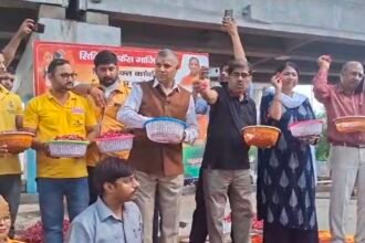 Minister Dharamveer Prajapati gave a grand welcome to the Kanwariyas by showering flowers on them. IMAGE CREDIT TO रिपोर्टर