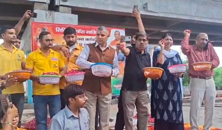 Minister Dharamveer Prajapati gave a grand welcome to the Kanwariyas by showering flowers on them. IMAGE CREDIT TO रिपोर्टर
