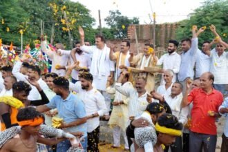 Flowers were showered on Shiva devotees in Budhana during the Kanwar Yatra. IMAGE CREDIT TO रिपोर्टर
