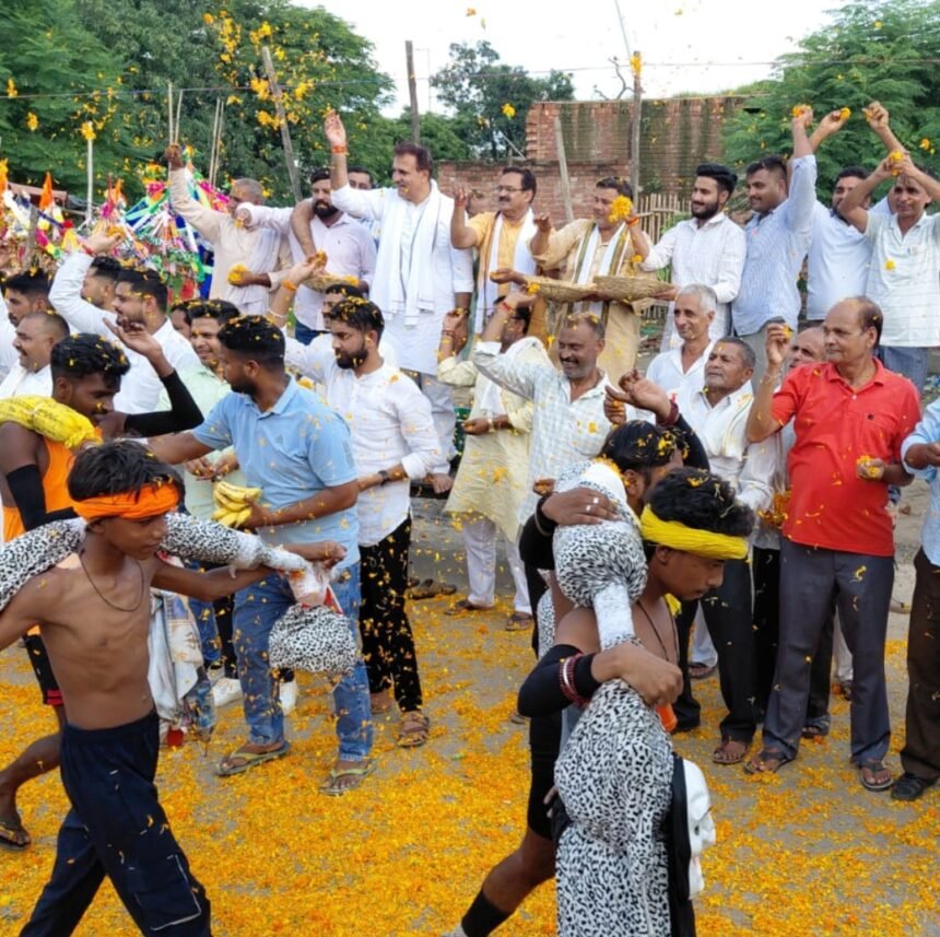 Flowers were showered on Shiva devotees in Budhana during the Kanwar Yatra. IMAGE CREDIT TO रिपोर्टर