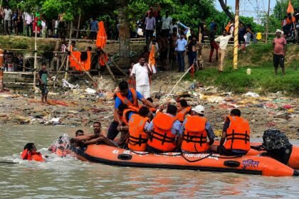 A Kanwariya drowning in the Ganga Canal was rescued by the PAC flood rescue team. IMAGE CREDIT TO रिपोर्टर