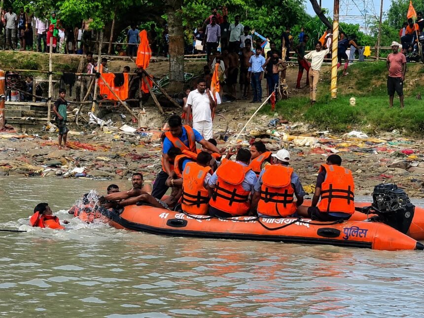 A Kanwariya drowning in the Ganga Canal was rescued by the PAC flood rescue team. IMAGE CREDIT TO रिपोर्टर