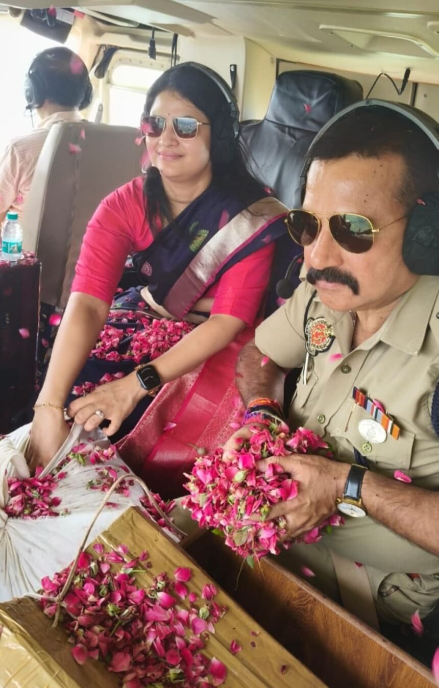 On the Chief Minister’s instructions, flowers were showered from a helicopter on Shiva devotees carrying Kanwars, as chants of “Har Har Mahadev” echoed through the air. IMAGE CREDIT TO सूचना विभाग
