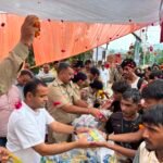 DM and SSP Welcomed Kanwariyas at Shankaracharya Chowk; Distributed Fruits, Juice, and Drinking Water. IMAGE CREDIT रिपोर्टर