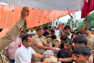 DM and SSP Welcomed Kanwariyas at Shankaracharya Chowk; Distributed Fruits, Juice, and Drinking Water. IMAGE CREDIT रिपोर्टर