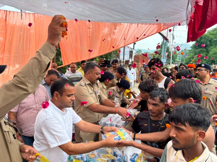 DM and SSP Welcomed Kanwariyas at Shankaracharya Chowk; Distributed Fruits, Juice, and Drinking Water. IMAGE CREDIT रिपोर्टर