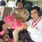 While reviewing the Kanwar route from a helicopter, DCP Dhawal Jaiswal showered flowers on the Kanwariyas. IMAGE CREDIT TO सूचना विभाग