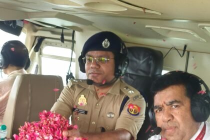 While reviewing the Kanwar route from a helicopter, DCP Dhawal Jaiswal showered flowers on the Kanwariyas. IMAGE CREDIT TO सूचना विभाग