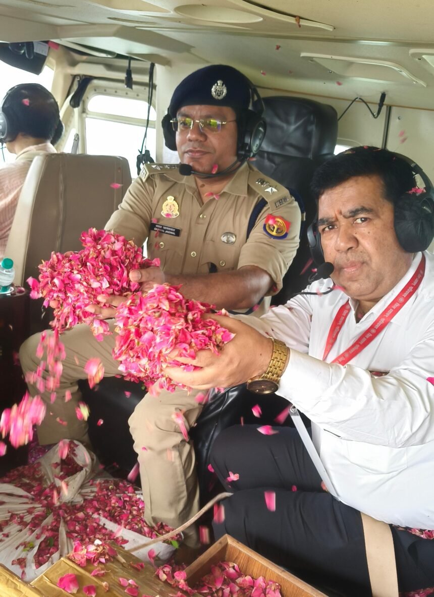 While reviewing the Kanwar route from a helicopter, DCP Dhawal Jaiswal showered flowers on the Kanwariyas. IMAGE CREDIT TO सूचना विभाग