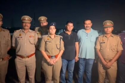 Vijaynagar police encounter three smugglers carrying a 21-kg consignment of marijuana; two were shot in the leg. IMAGE CREDIT TO पुलिस