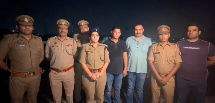 Vijaynagar police encounter three smugglers carrying a 21-kg consignment of marijuana; two were shot in the leg. IMAGE CREDIT TO पुलिस