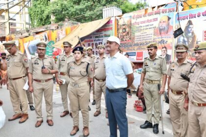 While inspecting the Kanwar route, the Police Commissioner reached Shri Dudheshwarnath Temple and reviewed the security arrangements. IMAGE CREDIT TO पुलिस