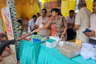 Police Also Step Forward in Service of Shiva Devotees; ACP Priyashree Pal Distributes First-Aid Supplies at Kanwar Camps IMAGE CREDIT TO पुलिस