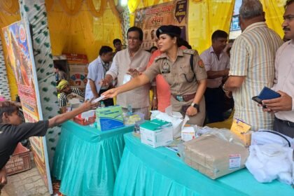 Police Also Step Forward in Service of Shiva Devotees; ACP Priyashree Pal Distributes First-Aid Supplies at Kanwar Camps IMAGE CREDIT TO पुलिस