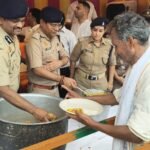 Ghaziabad Police Commissioner Reaches Out to Shiva Devotees, Distributes Prasad and Boosts Their Morale IMAGE CREDIT TO पुलिस