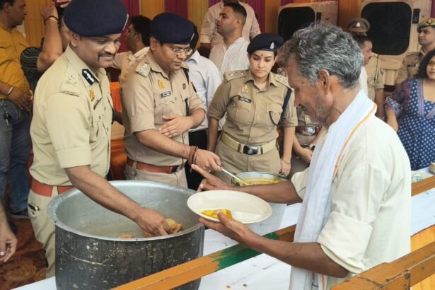 Ghaziabad Police Commissioner Reaches Out to Shiva Devotees, Distributes Prasad and Boosts Their Morale IMAGE CREDIT TO पुलिस