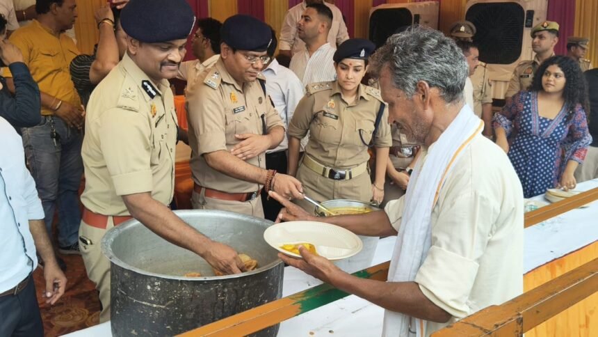 Ghaziabad Police Commissioner Reaches Out to Shiva Devotees, Distributes Prasad and Boosts Their Morale IMAGE CREDIT TO पुलिस